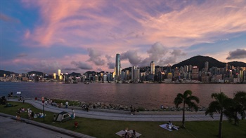 香港岛的日落带出闻名国际的香港天际线景色。